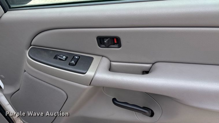 image for item ED5827 2004 Chevrolet Suburban 2500 SUV