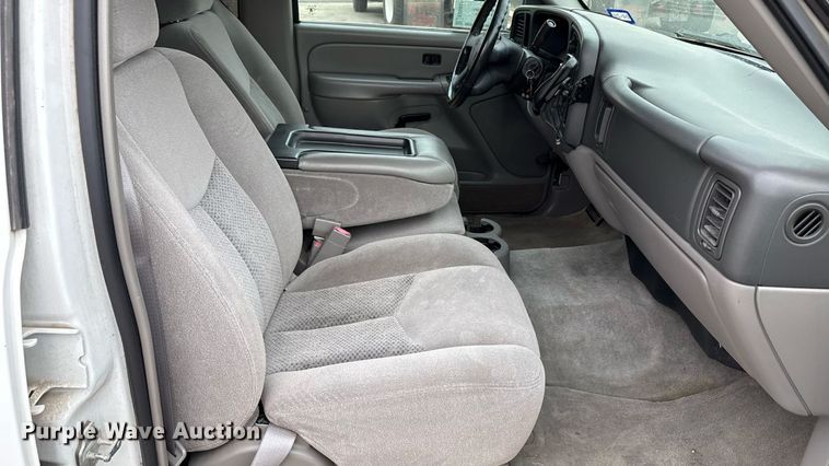 image for item ED5827 2004 Chevrolet Suburban 2500 SUV