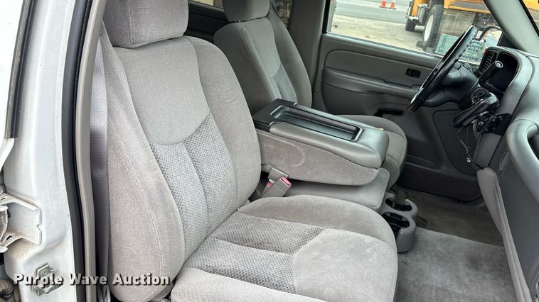 image for item ED5827 2004 Chevrolet Suburban 2500 SUV