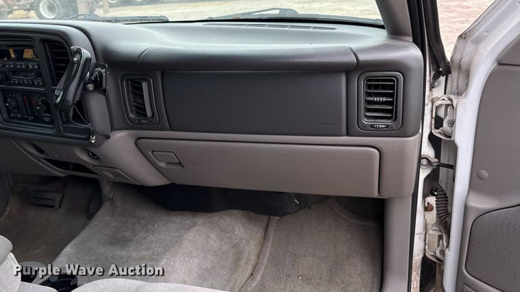 image for item ED5827 2004 Chevrolet Suburban 2500 SUV