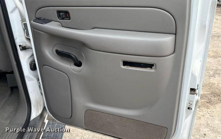 image for item ED5827 2004 Chevrolet Suburban 2500 SUV