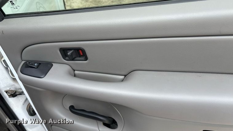 image for item ED5827 2004 Chevrolet Suburban 2500 SUV