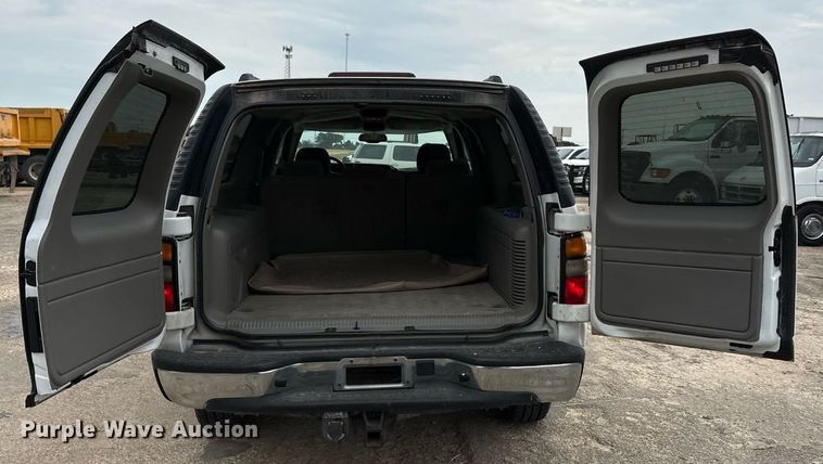 image for item ED5827 2004 Chevrolet Suburban 2500 SUV