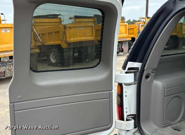 image for item ED5827 2004 Chevrolet Suburban 2500 SUV