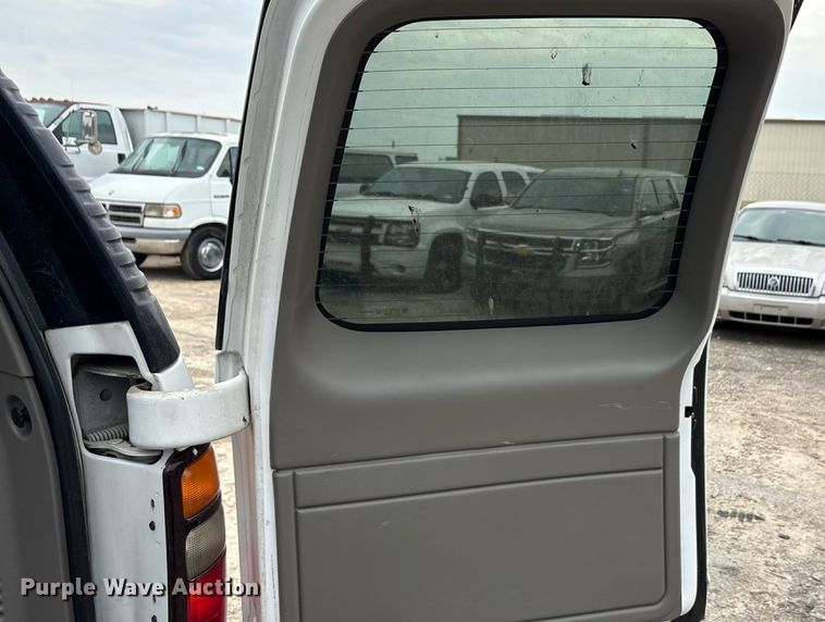 image for item ED5827 2004 Chevrolet Suburban 2500 SUV