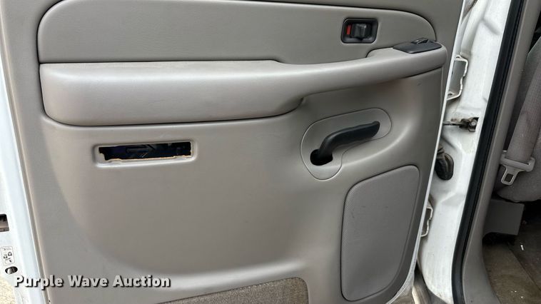 image for item ED5827 2004 Chevrolet Suburban 2500 SUV