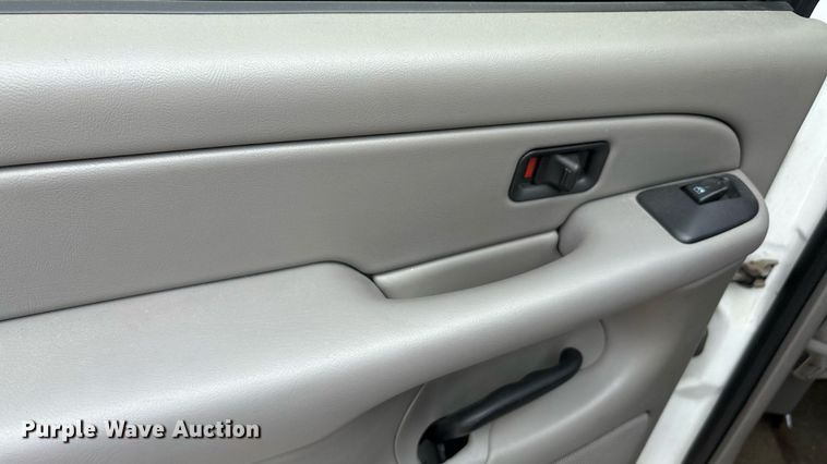 image for item ED5827 2004 Chevrolet Suburban 2500 SUV