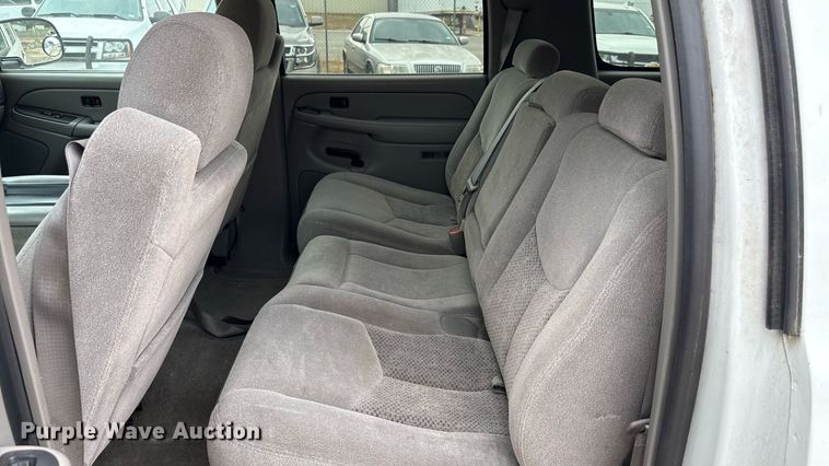 image for item ED5827 2004 Chevrolet Suburban 2500 SUV