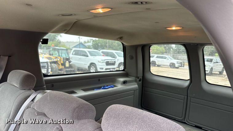 image for item ED5827 2004 Chevrolet Suburban 2500 SUV