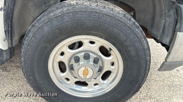 image for item ED5827 2004 Chevrolet Suburban 2500 SUV