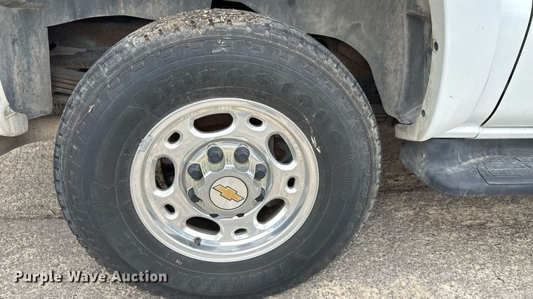 image for item ED5827 2004 Chevrolet Suburban 2500 SUV