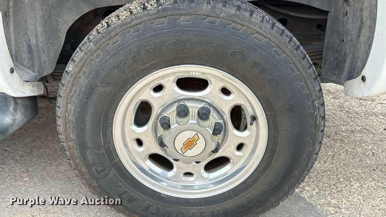 image for item ED5827 2004 Chevrolet Suburban 2500 SUV