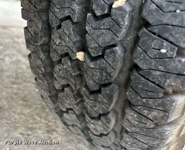 image for item ED5827 2004 Chevrolet Suburban 2500 SUV