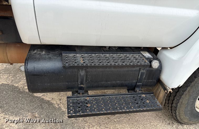 image for item ED5835 2004 Ford F750 dump truck