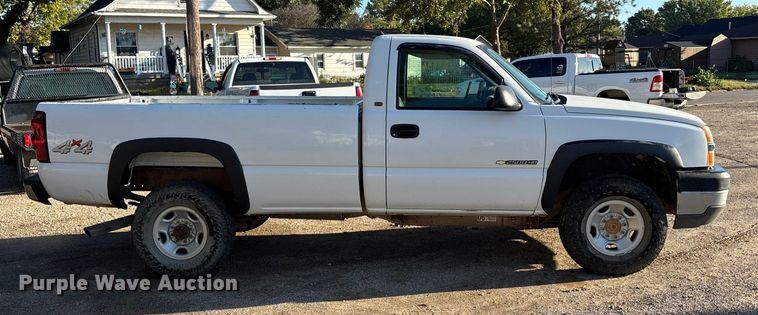image for item EE4064 2004 Chevrolet Silverado 2500HD pickup truck