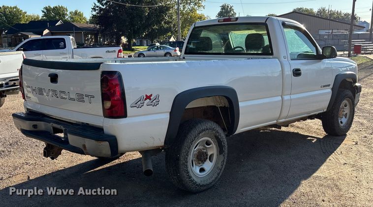 image for item EE4064 2004 Chevrolet Silverado 2500HD pickup truck