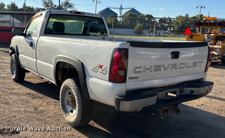 image for item EE4064 2004 Chevrolet Silverado 2500HD pickup truck