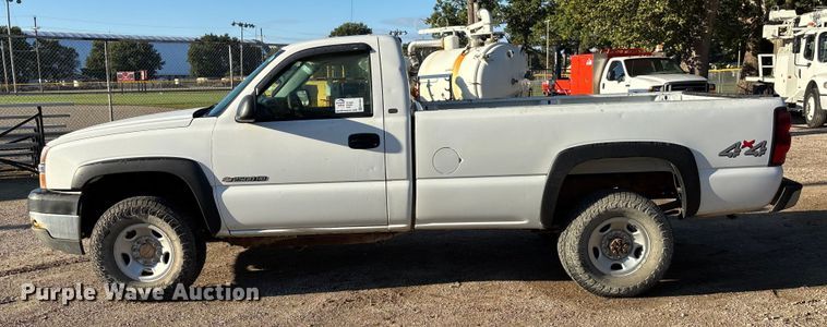 image for item EE4064 2004 Chevrolet Silverado 2500HD pickup truck