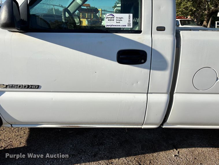 image for item EE4064 2004 Chevrolet Silverado 2500HD pickup truck