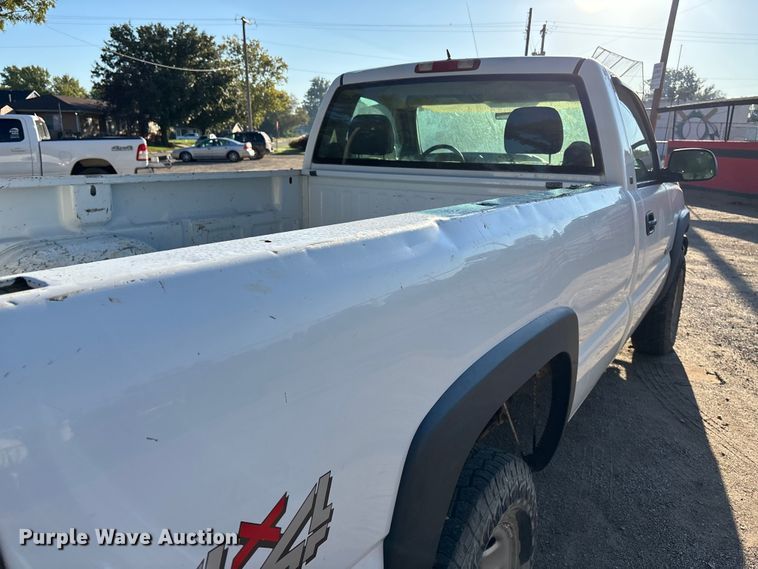 image for item EE4064 2004 Chevrolet Silverado 2500HD pickup truck