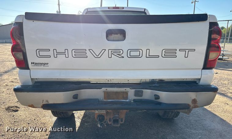image for item EE4064 2004 Chevrolet Silverado 2500HD pickup truck