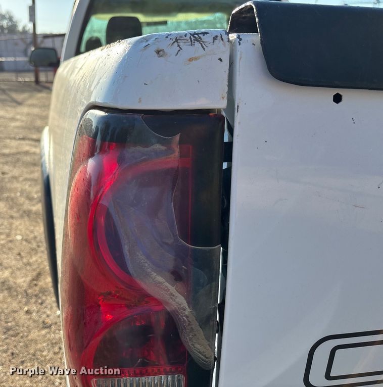 image for item EE4064 2004 Chevrolet Silverado 2500HD pickup truck