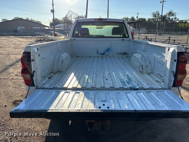 image for item EE4064 2004 Chevrolet Silverado 2500HD pickup truck