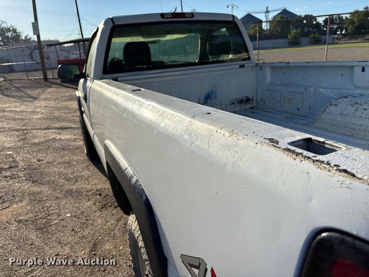 image for item EE4064 2004 Chevrolet Silverado 2500HD pickup truck