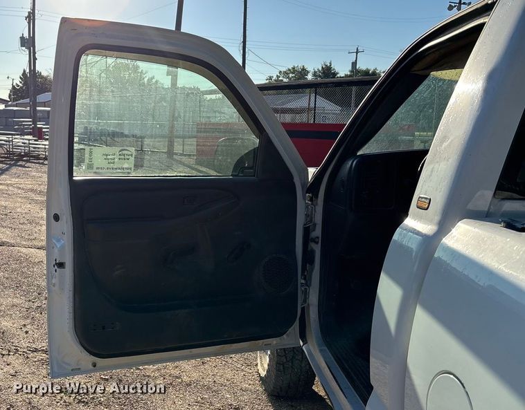 image for item EE4064 2004 Chevrolet Silverado 2500HD pickup truck