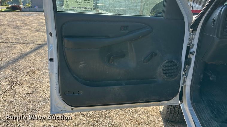 image for item EE4064 2004 Chevrolet Silverado 2500HD pickup truck