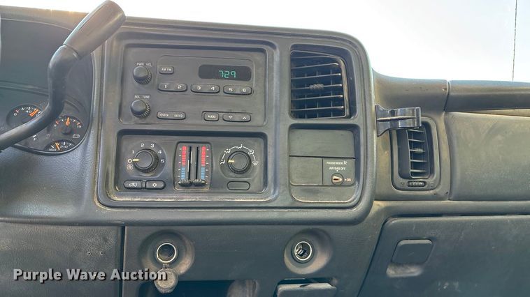 image for item EE4064 2004 Chevrolet Silverado 2500HD pickup truck