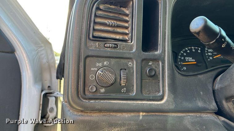 image for item EE4064 2004 Chevrolet Silverado 2500HD pickup truck