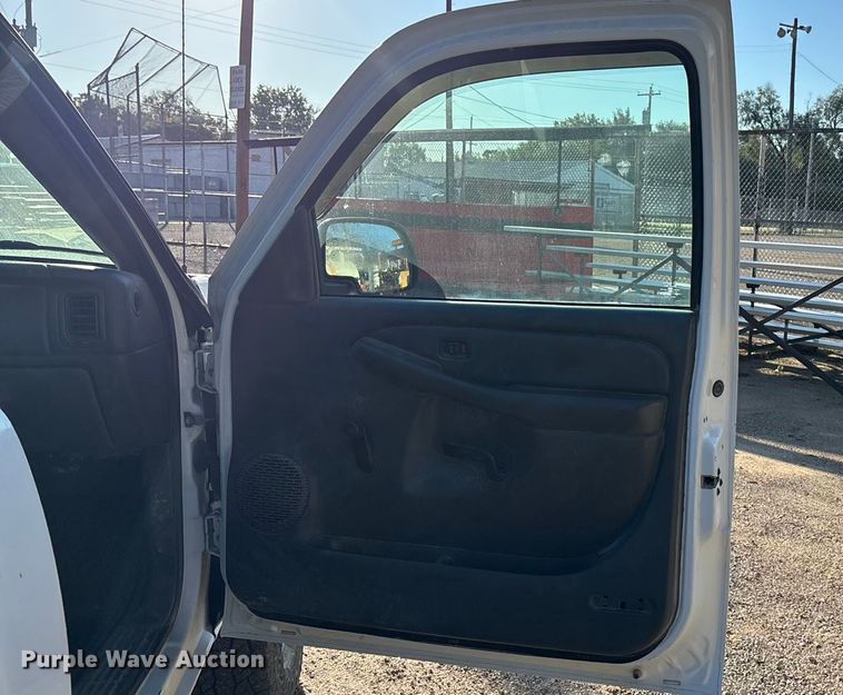 image for item EE4064 2004 Chevrolet Silverado 2500HD pickup truck