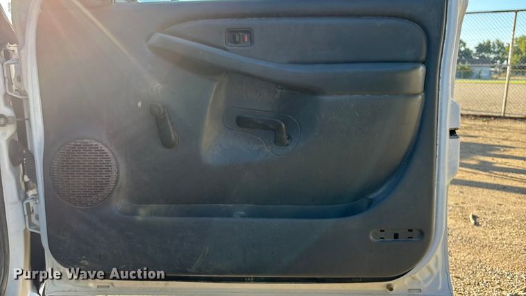 image for item EE4064 2004 Chevrolet Silverado 2500HD pickup truck