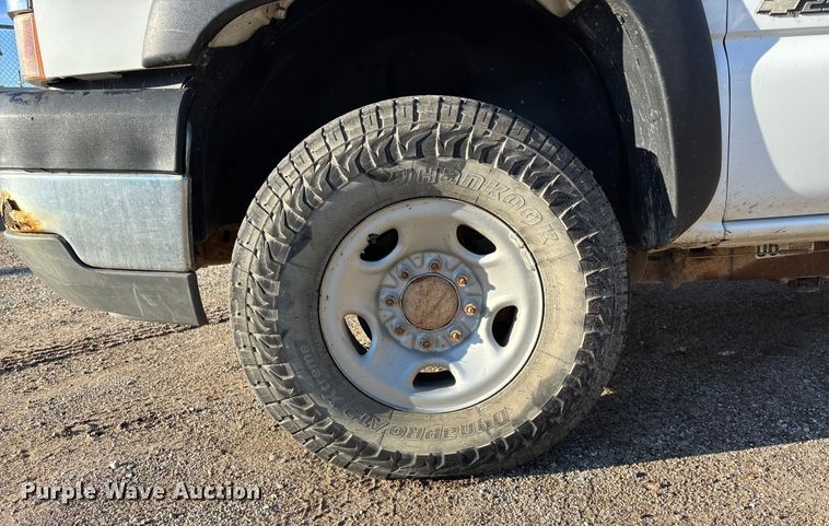image for item EE4064 2004 Chevrolet Silverado 2500HD pickup truck