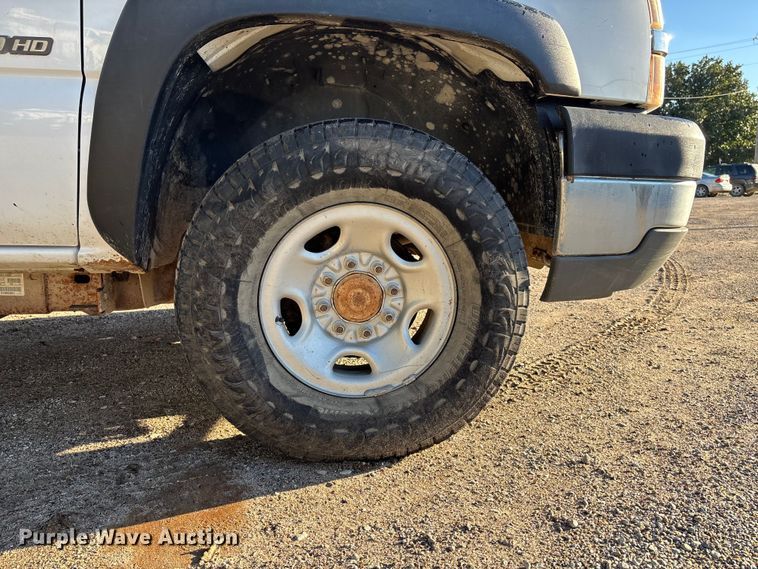 image for item EE4064 2004 Chevrolet Silverado 2500HD pickup truck