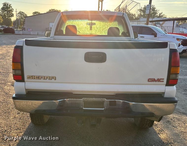 image for item EE4065 2006 GMC Sierra 2500HD pickup truck