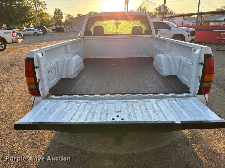 image for item EE4065 2006 GMC Sierra 2500HD pickup truck