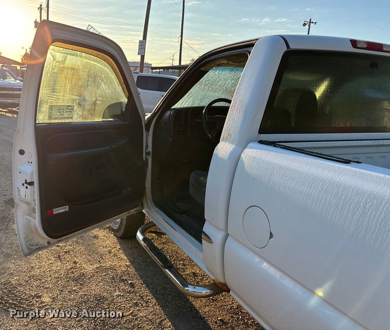 image for item EE4065 2006 GMC Sierra 2500HD pickup truck