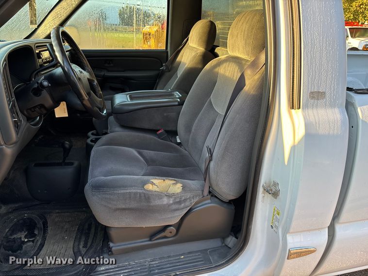 image for item EE4065 2006 GMC Sierra 2500HD pickup truck