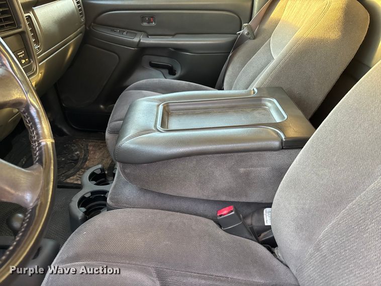 image for item EE4065 2006 GMC Sierra 2500HD pickup truck