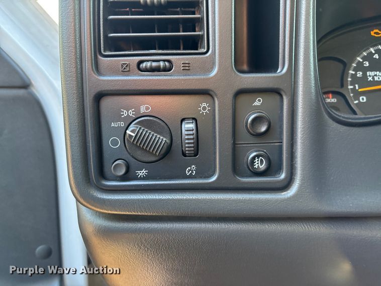 image for item EE4065 2006 GMC Sierra 2500HD pickup truck