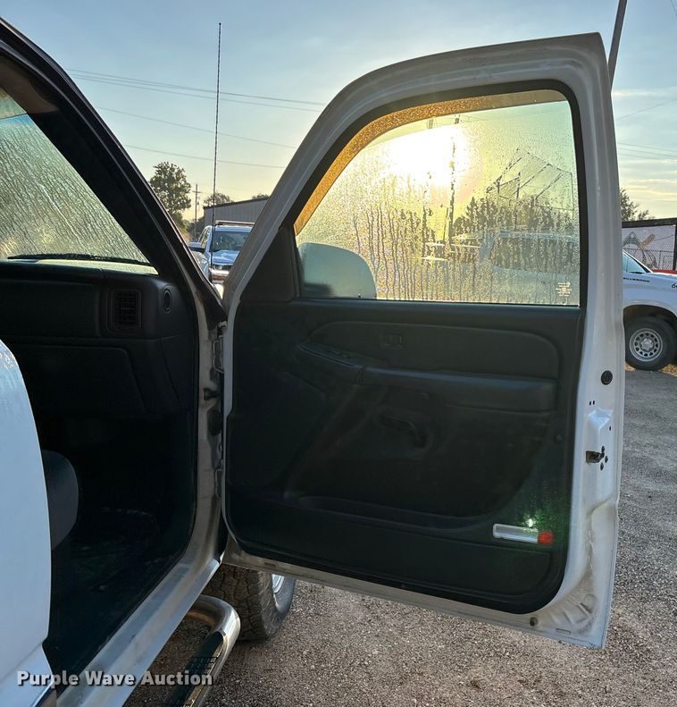 image for item EE4065 2006 GMC Sierra 2500HD pickup truck