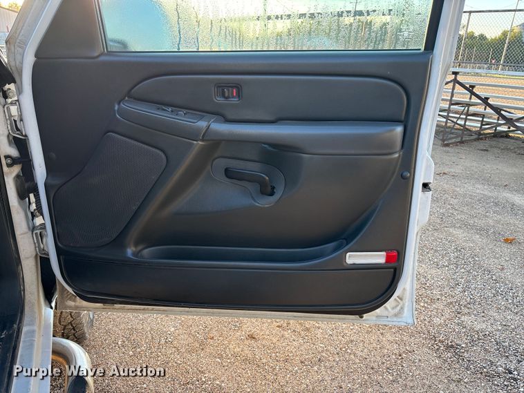 image for item EE4065 2006 GMC Sierra 2500HD pickup truck