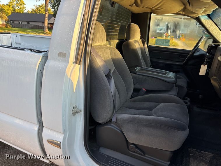 image for item EE4065 2006 GMC Sierra 2500HD pickup truck