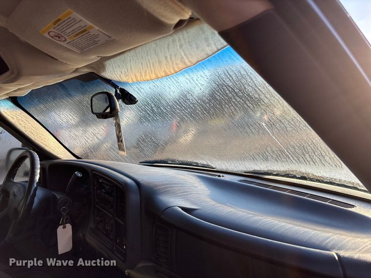 image for item EE4065 2006 GMC Sierra 2500HD pickup truck