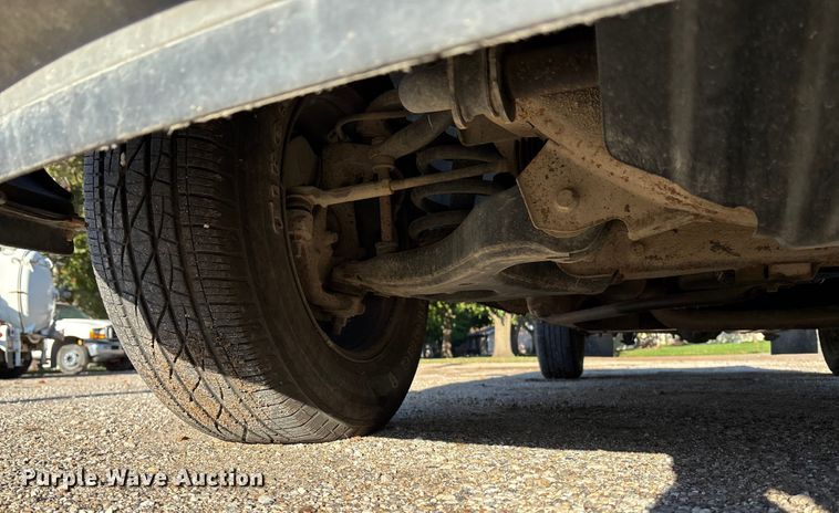 image for item EE4066 2005 GMC Sierra 1500 flatbed pickup truck