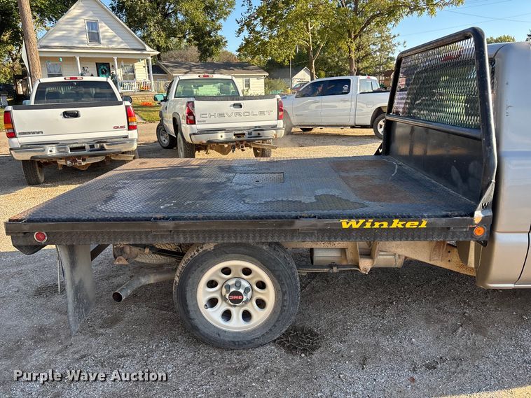 image for item EE4066 2005 GMC Sierra 1500 flatbed pickup truck