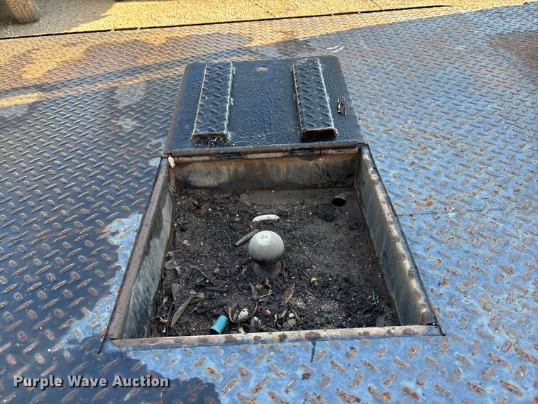 image for item EE4066 2005 GMC Sierra 1500 flatbed pickup truck