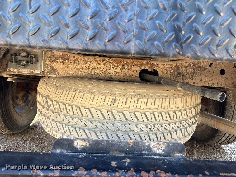 image for item EE4066 2005 GMC Sierra 1500 flatbed pickup truck